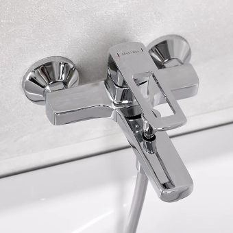 Смеситель для ванны на стену с гарнитурой для душа MATEZZI Серия MILO NEW, однорычажный хром