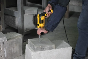 Дрель электрическая ударная DeWALT DWD024S-QS 701W