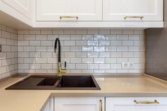 Смеситель для кухни с гибким носиком GLAMOUR BLACK / GOLD, Invena, Польша