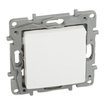 Розетка 2P+E 16A с крышкой белый NILOE Legrand